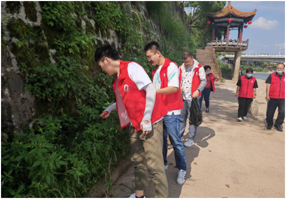 黨建領(lǐng)航：老街濱江聯(lián)合黨支部開(kāi)展保護母親河環(huán)境整治志愿服務(wù)活動(dòng)